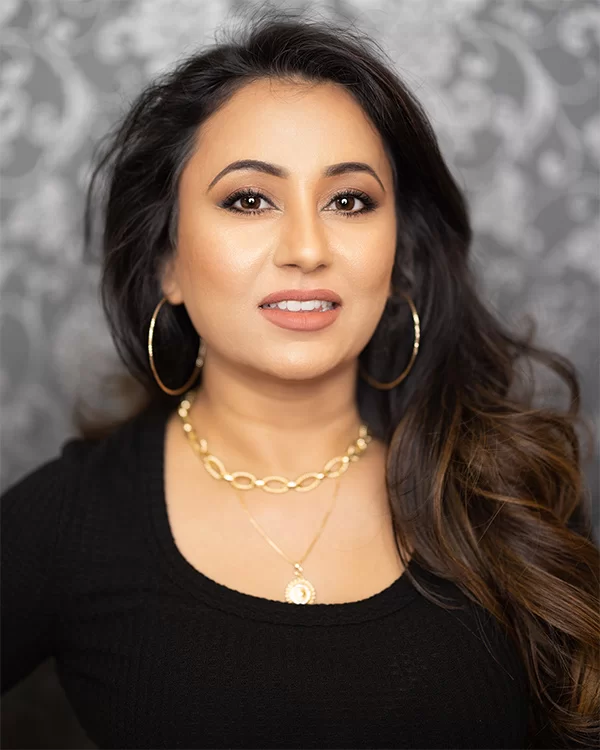 Expert beauty consultant and owner at Divine Threading and Lash Studio, specializing in professional brow and skincare services